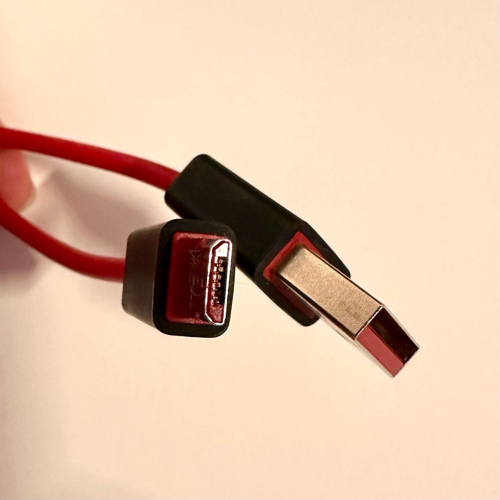 Beats by Dre Solo Wired or Wireless Over-Ear Headphones - Picture 7 of 9